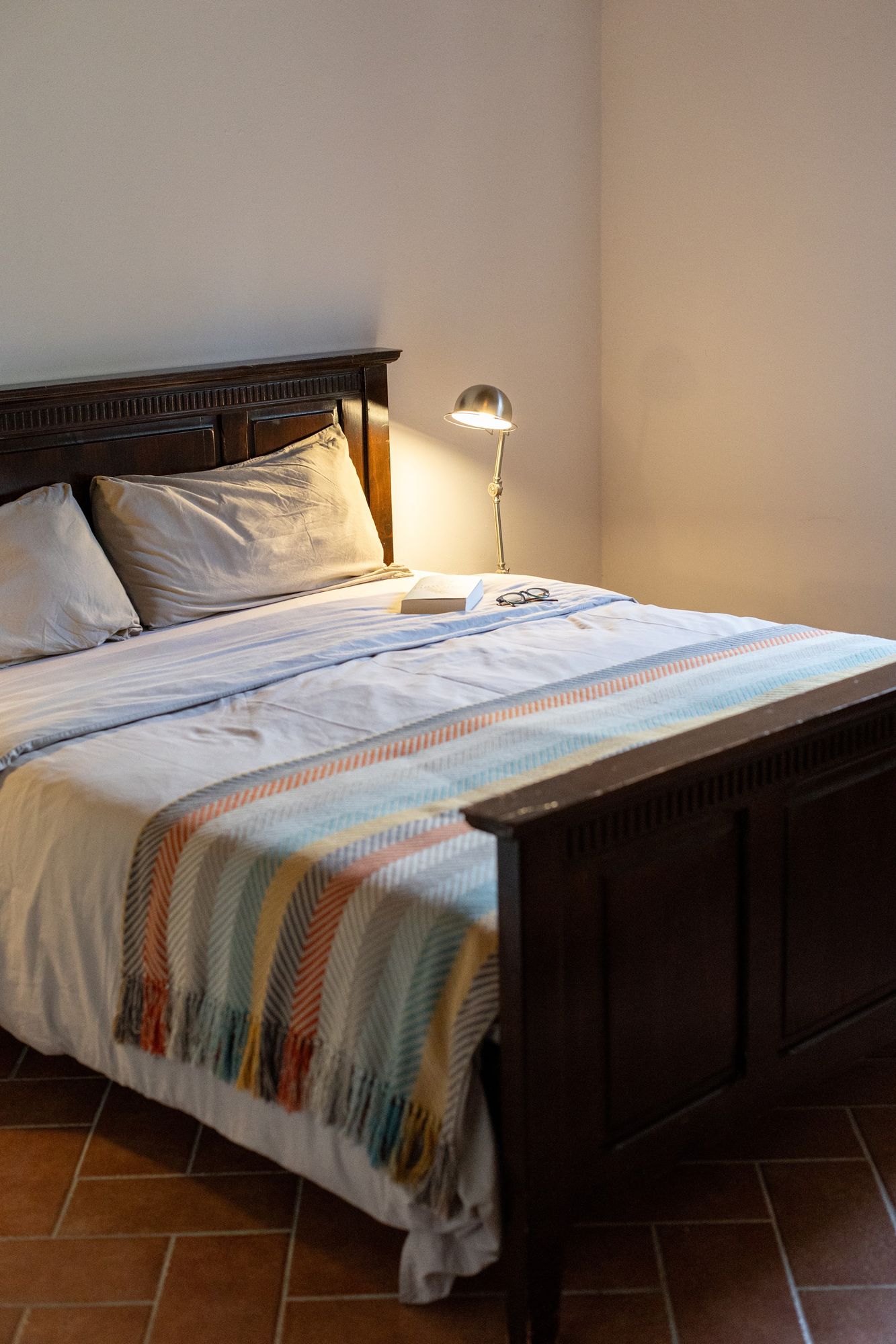 Bedroom with wooden bed and white linen at Casa Campori