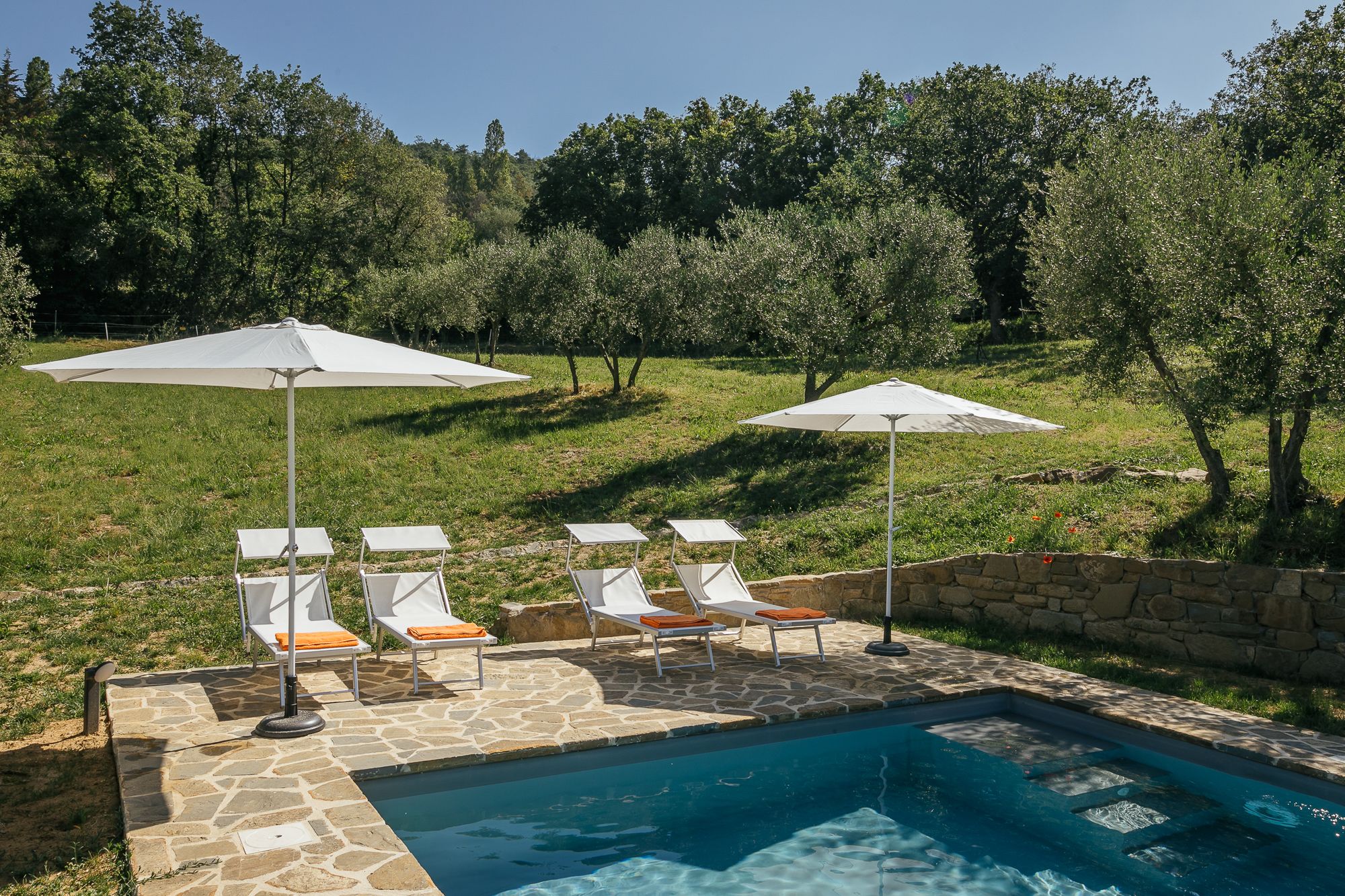 Private pool with sun loungers at the villa in Umbria