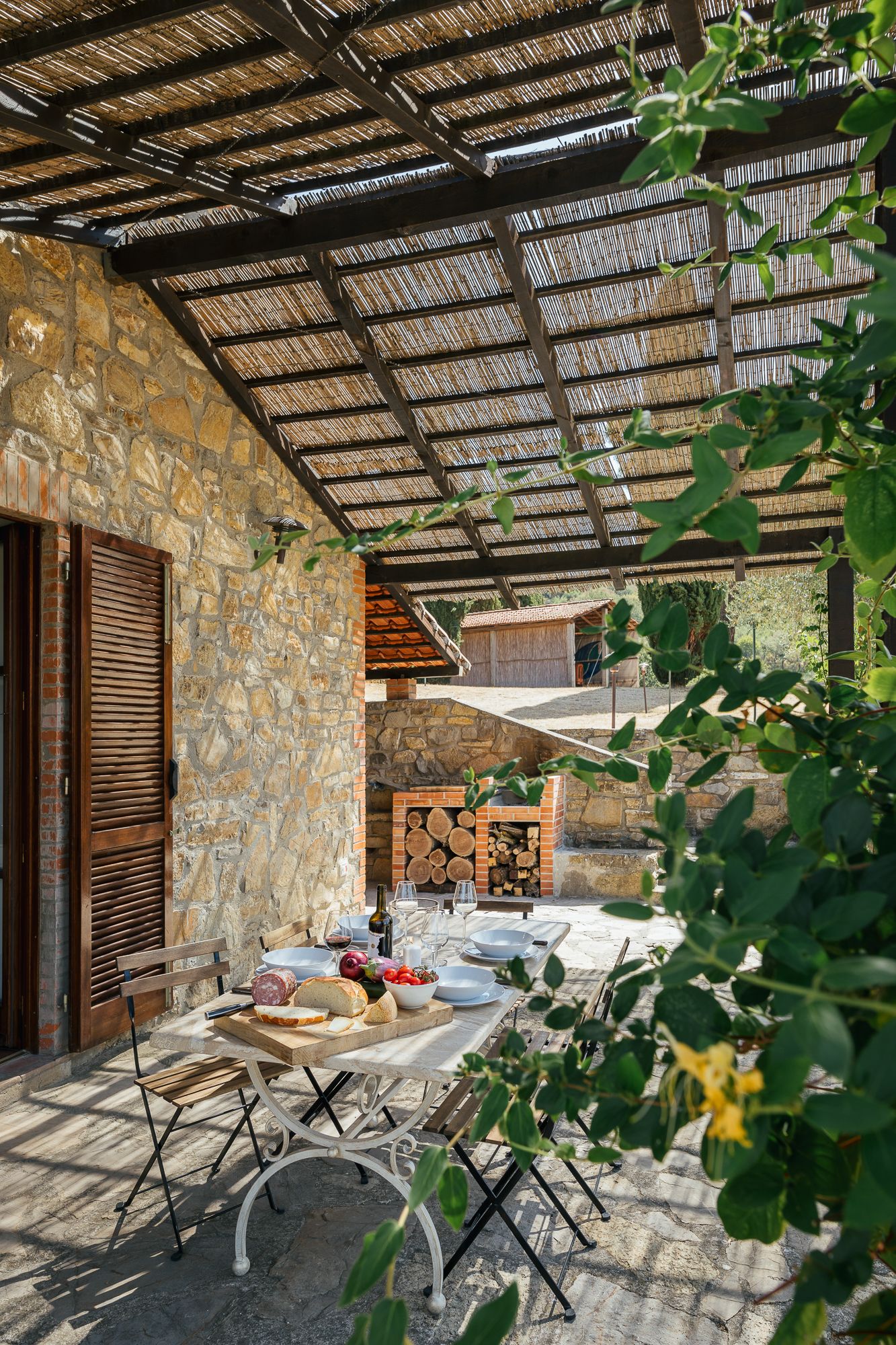 Outdoor dining table under the pergola at Casa Campori